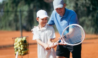 CUM SA ALEGEM ANTRENORUL DE TENIS POTRIVIT PENTRU COPILUL NOSTRU