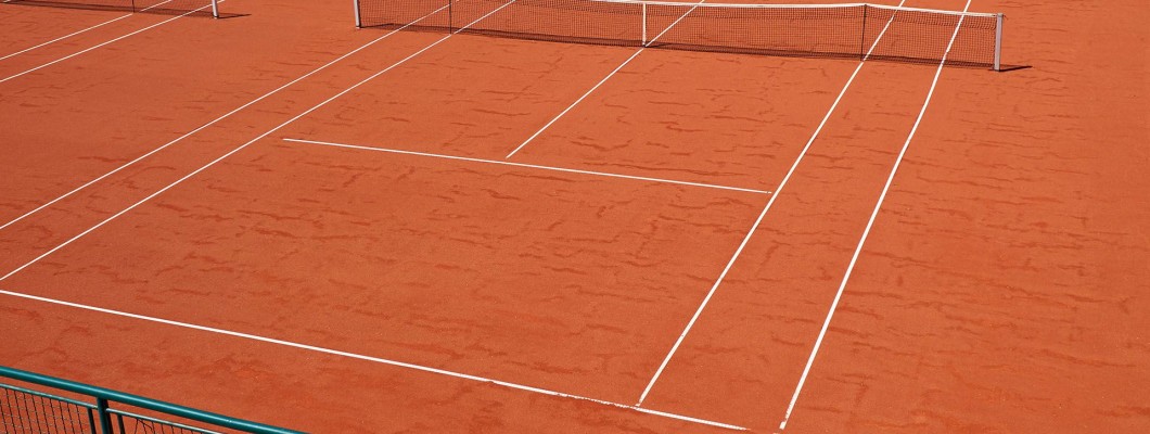 AVANTAJELE JOCULUI DE TENIS PE TERENUL DE ZGURA. O ANALIZA DETALIATA