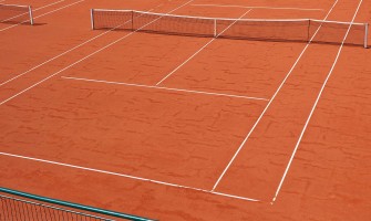 AVANTAJELE JOCULUI DE TENIS PE TERENUL DE ZGURA. O ANALIZA DETALIATA